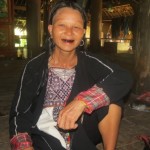 femme-au-dents-noirs