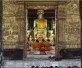 bonze-dans-la-pagode-au-laos