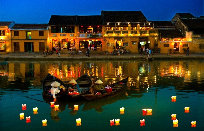 belle-photo-voyage-hoi-an-vietnam-lampe-sur-eau